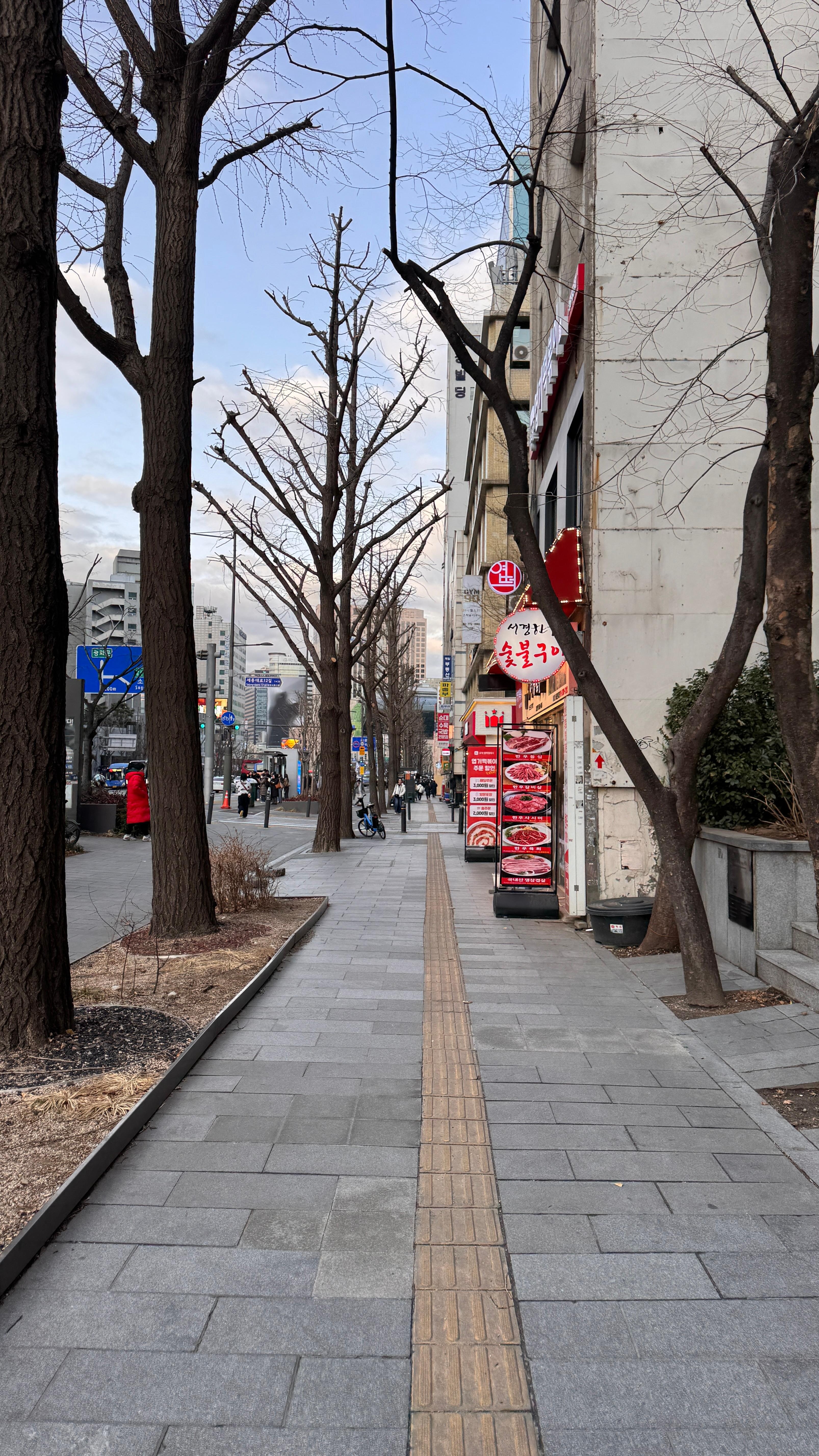 A lot of food places    Nearby