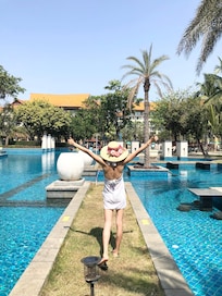 プールは広いが水深が浅い