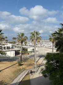 Blick vom Hotel zum Port