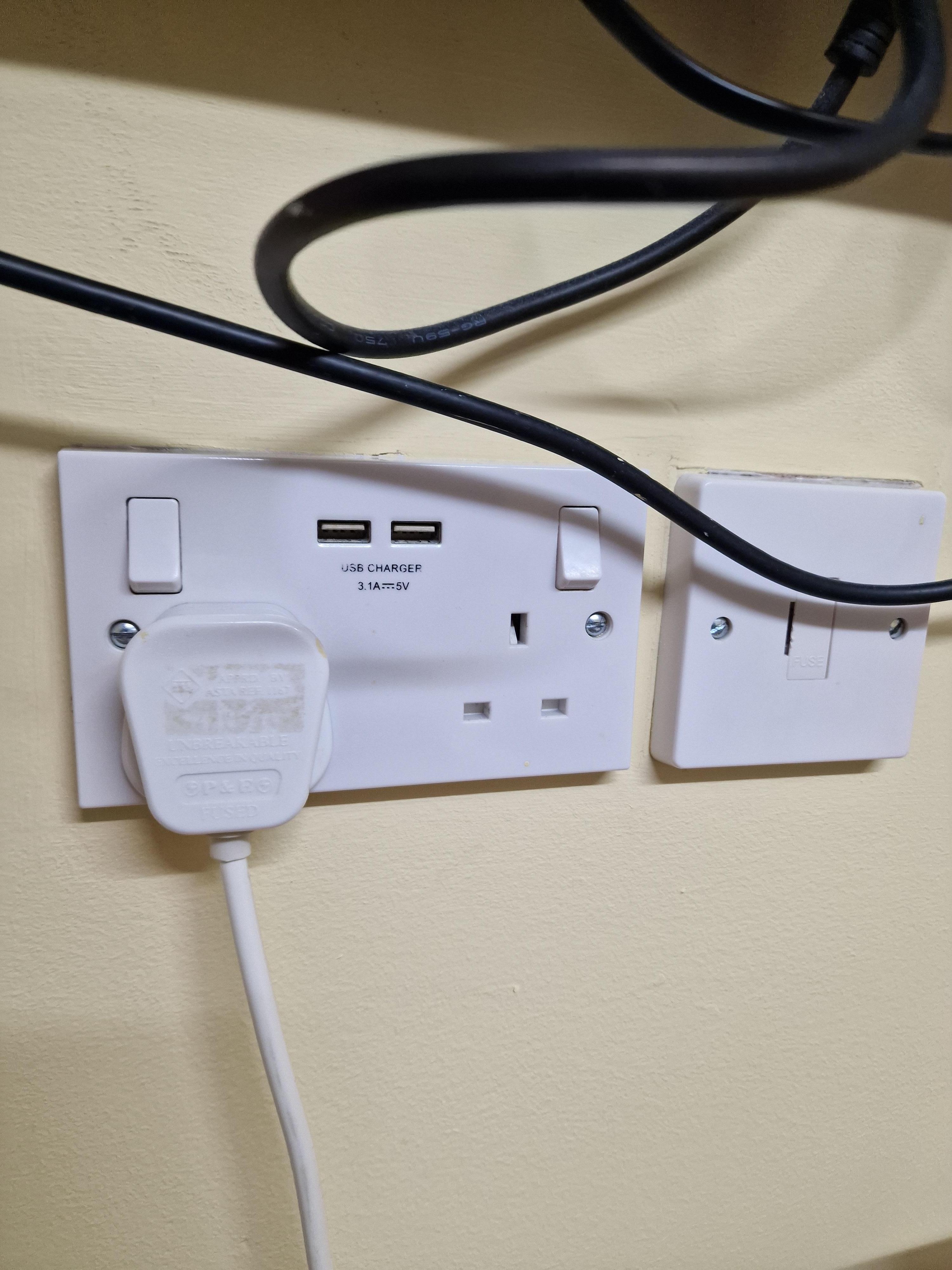 Dran denken einen Adapter für die Steckdose mitzubringen 