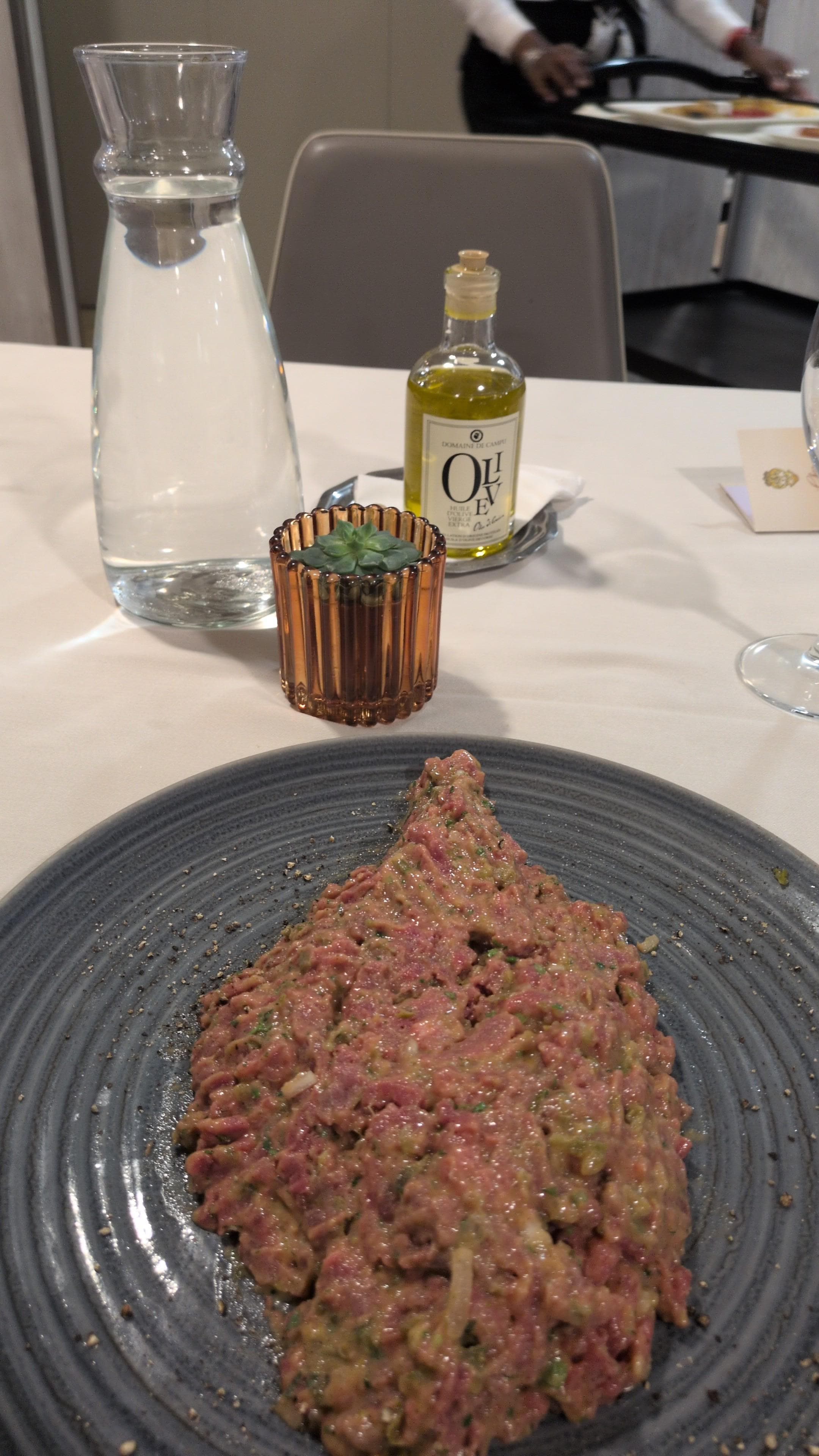 Un tartare préparé devant vous, joliment présenté en forme de l’île de Corse.