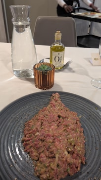 Un tartare préparé devant vous, joliment présenté en forme de l’île de Corse.