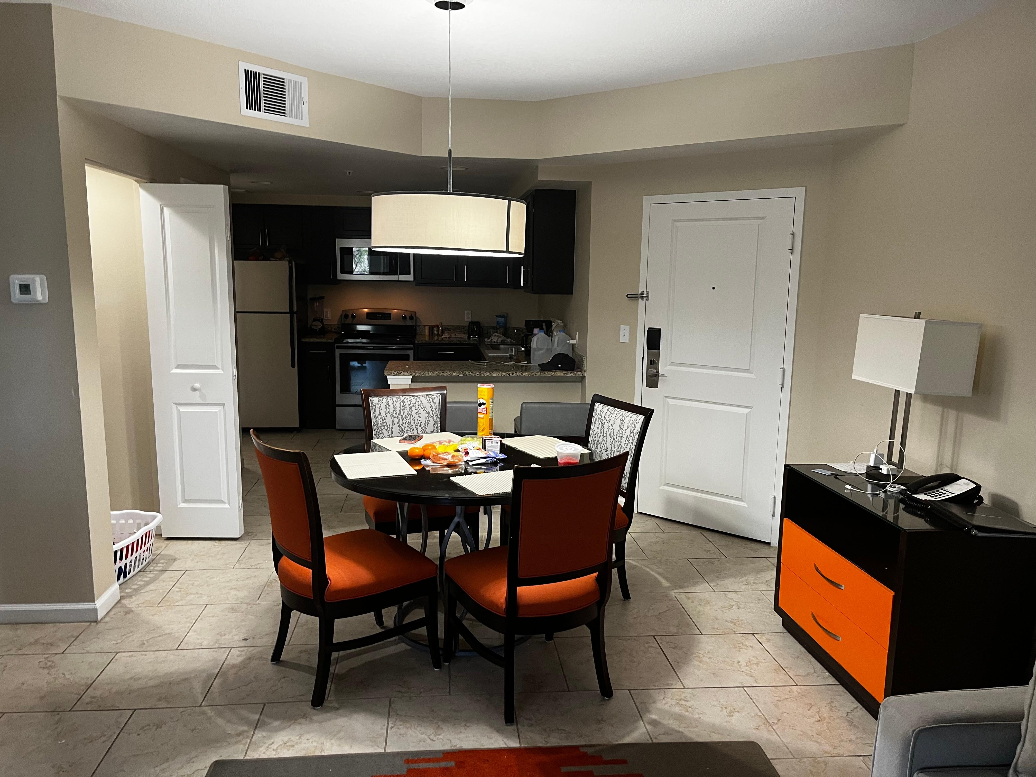 El comedor y cocina ordenado y limpio 