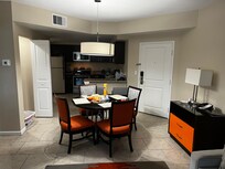 El comedor y cocina ordenado y limpio