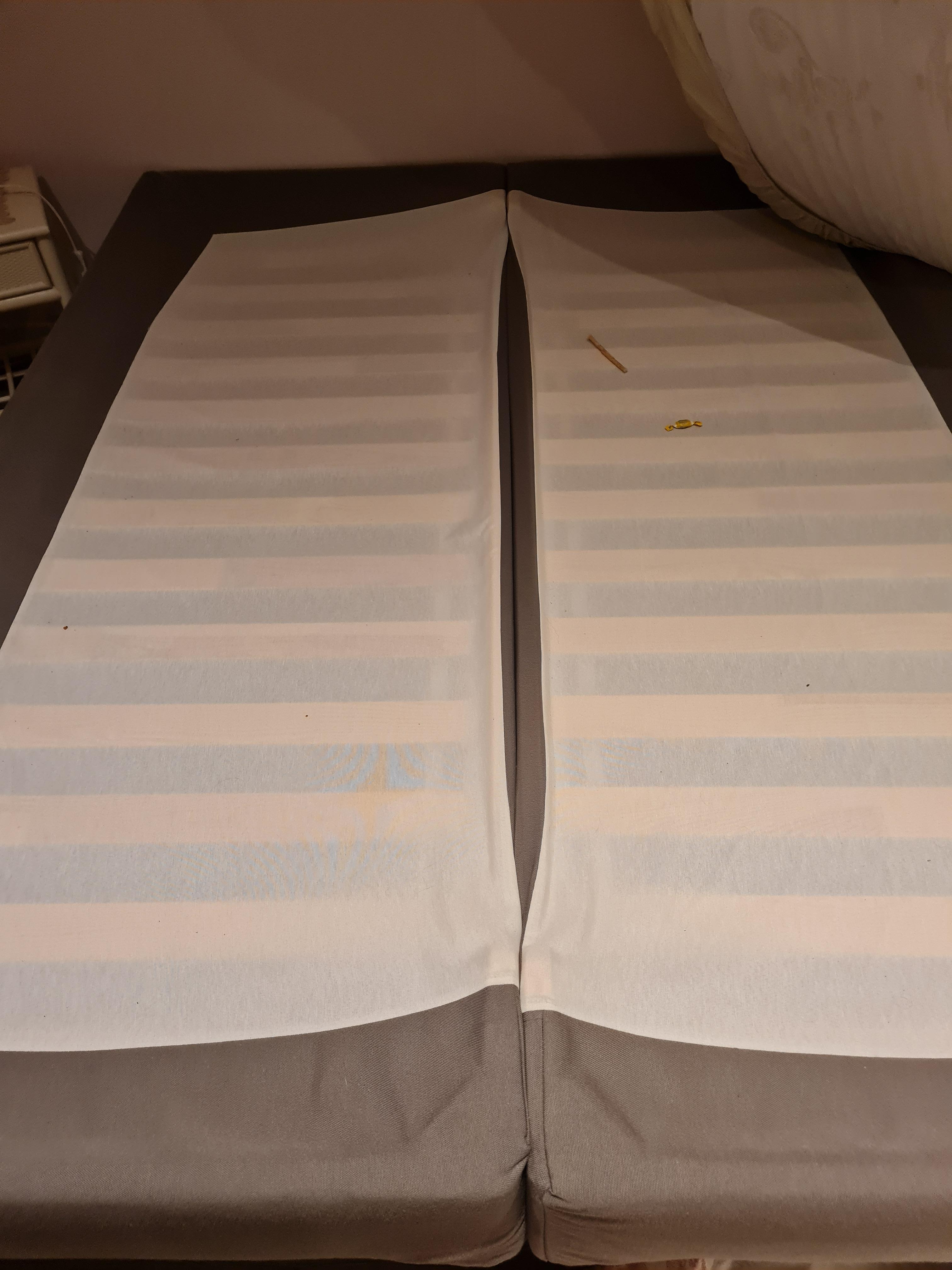 Lits de 90 type BATEAUX, avec rebords qui se relèvent, et mis côte à côte pour en faire 1 lit double. INACCEPTABLE