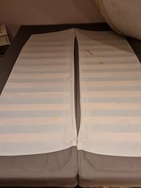 Lits de 90 type BATEAUX, avec rebords qui se relèvent, et mis côte à côte pour en faire 1 lit double. INACCEPTABLE