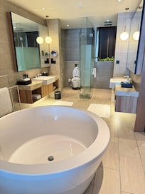 Kæmpe badeværelse.