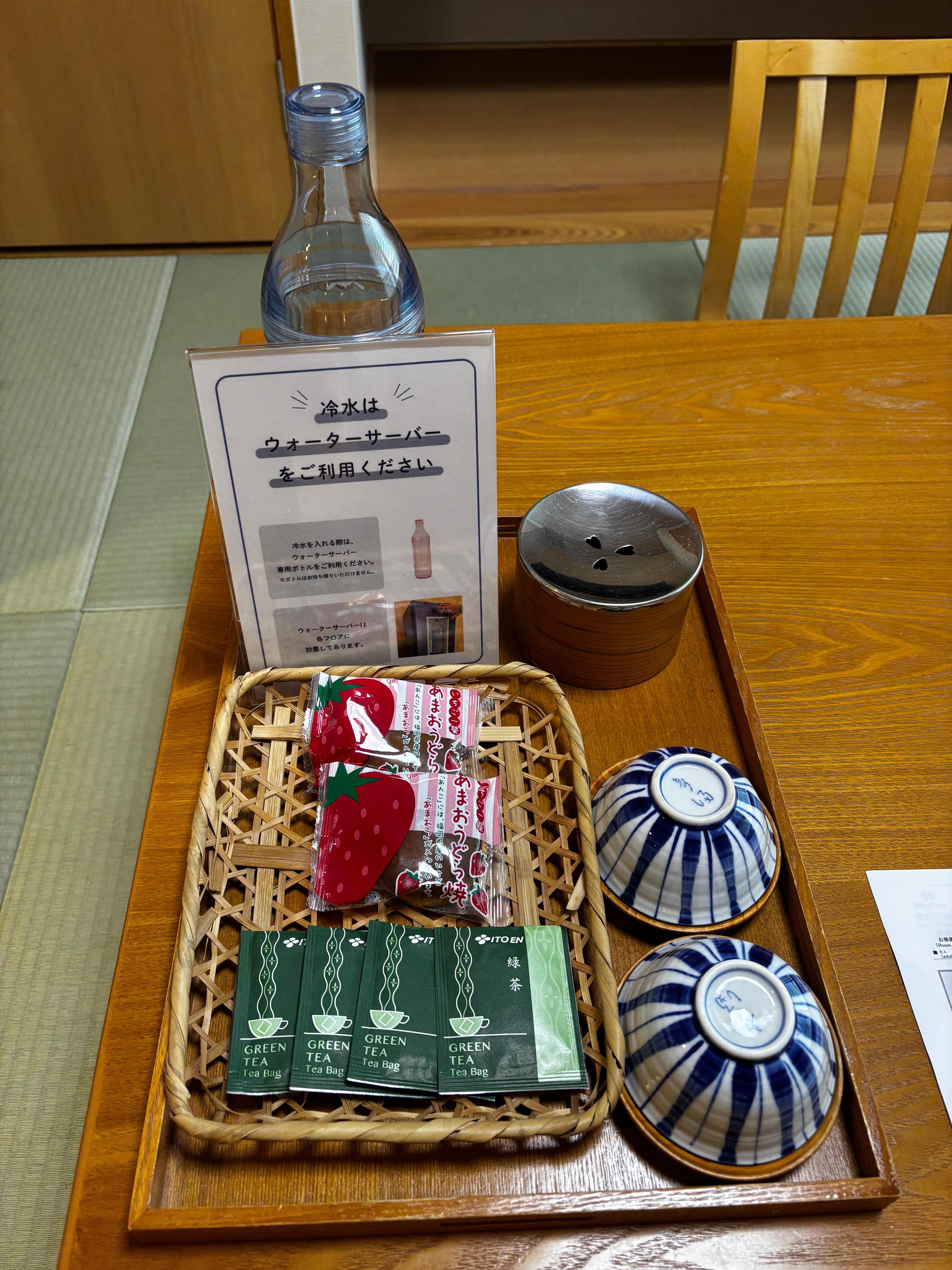 房間有歡迎小食、綠茶