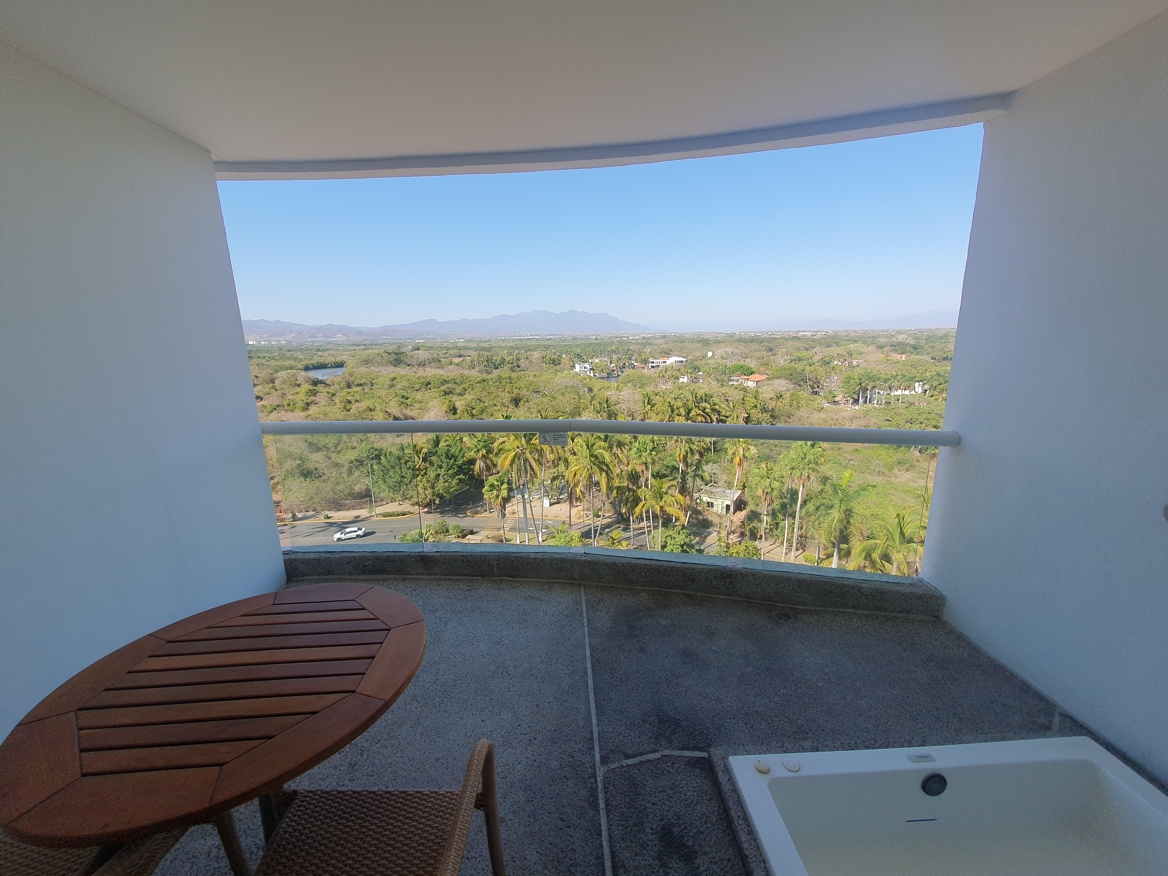 Esta es su famosa partial ocean view, que la Unica forma de ver el océano es asomándose por el balcon