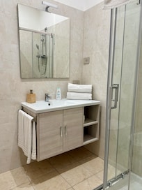 Kaapisto oli iloinen yllätys, sillä harvoin kosmetiikalle on näin hyvin säilytystilaa.