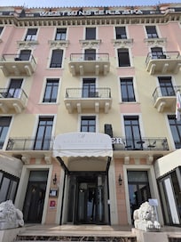 Front of Hotel beautiful!