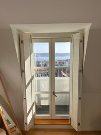 Ljus lägenhet med många fönster.