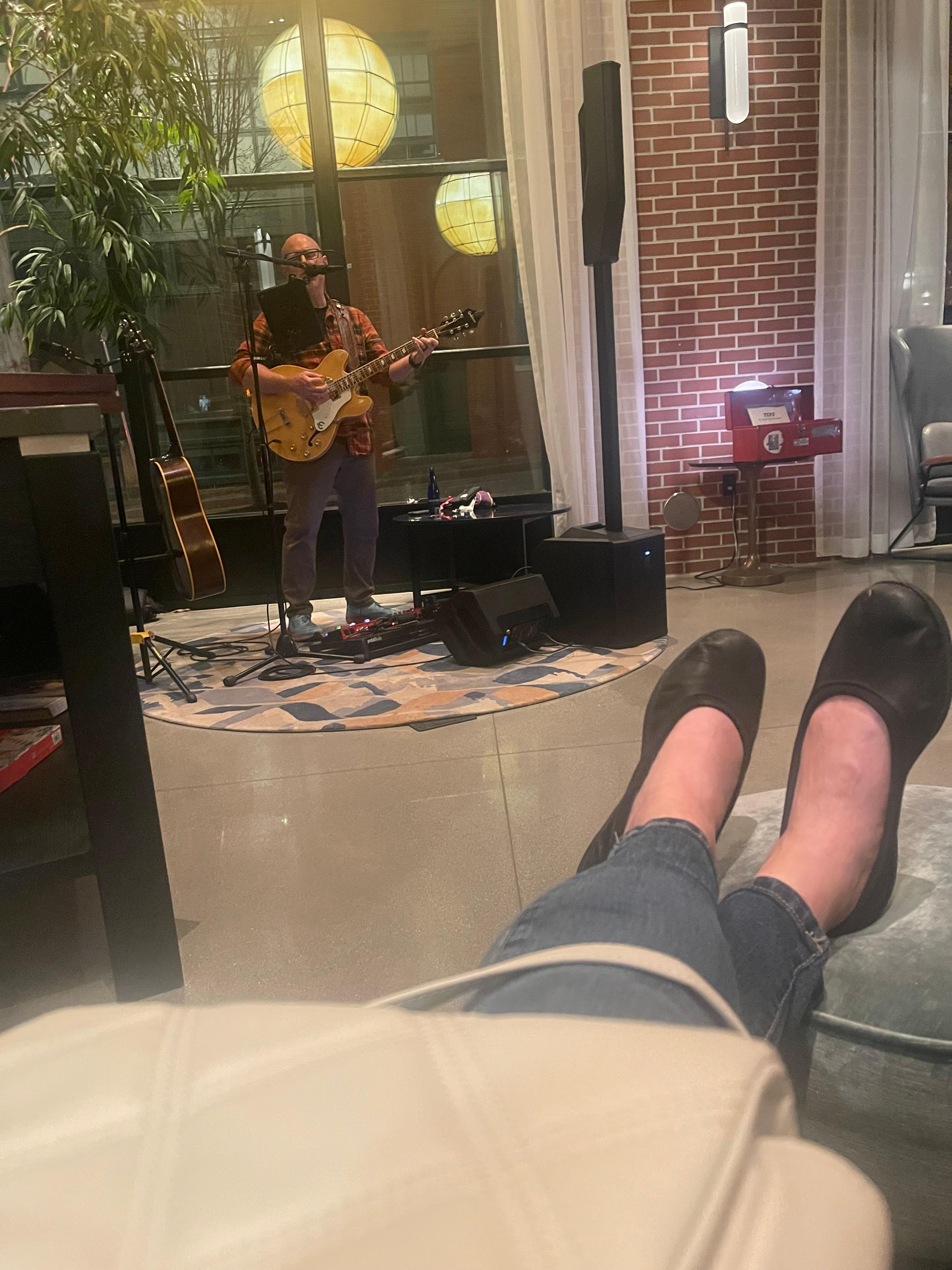 Live music and chill at the lobby lounge/bar situation. So cozy!