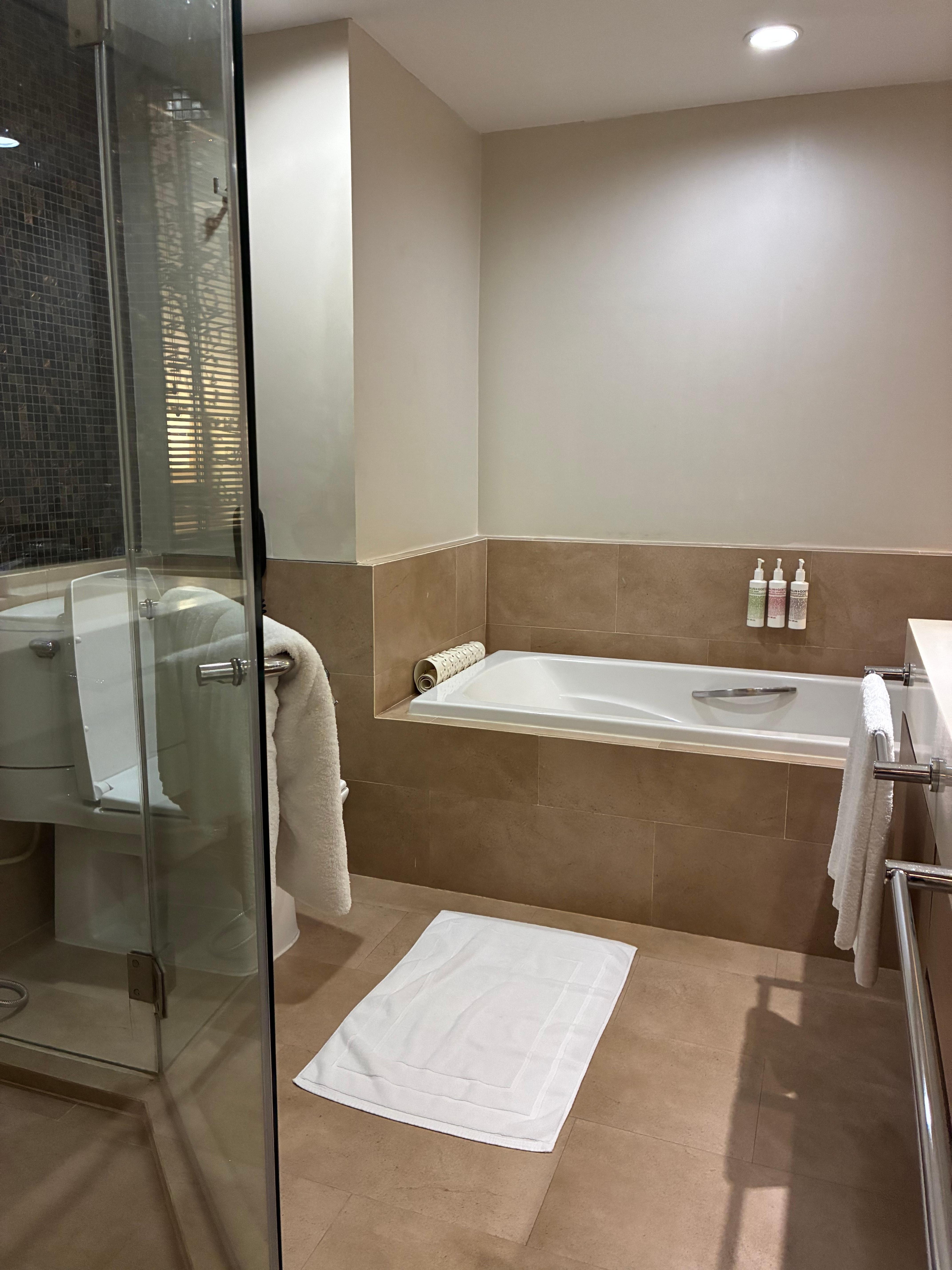 バスルームは、パスタブとシャワー室と分かれていました