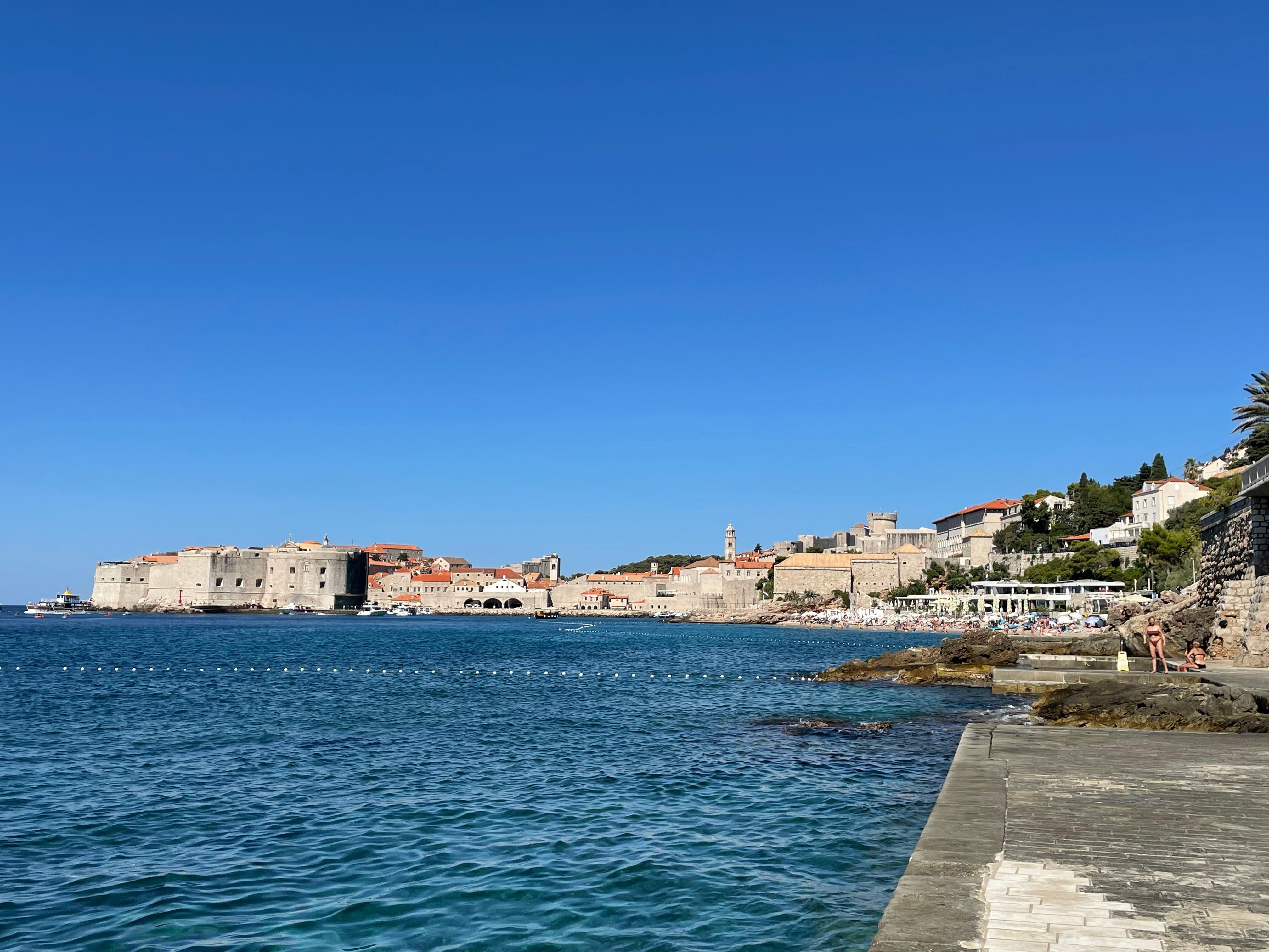 ホテル前の海とデッキチェア越しに見える旧市街