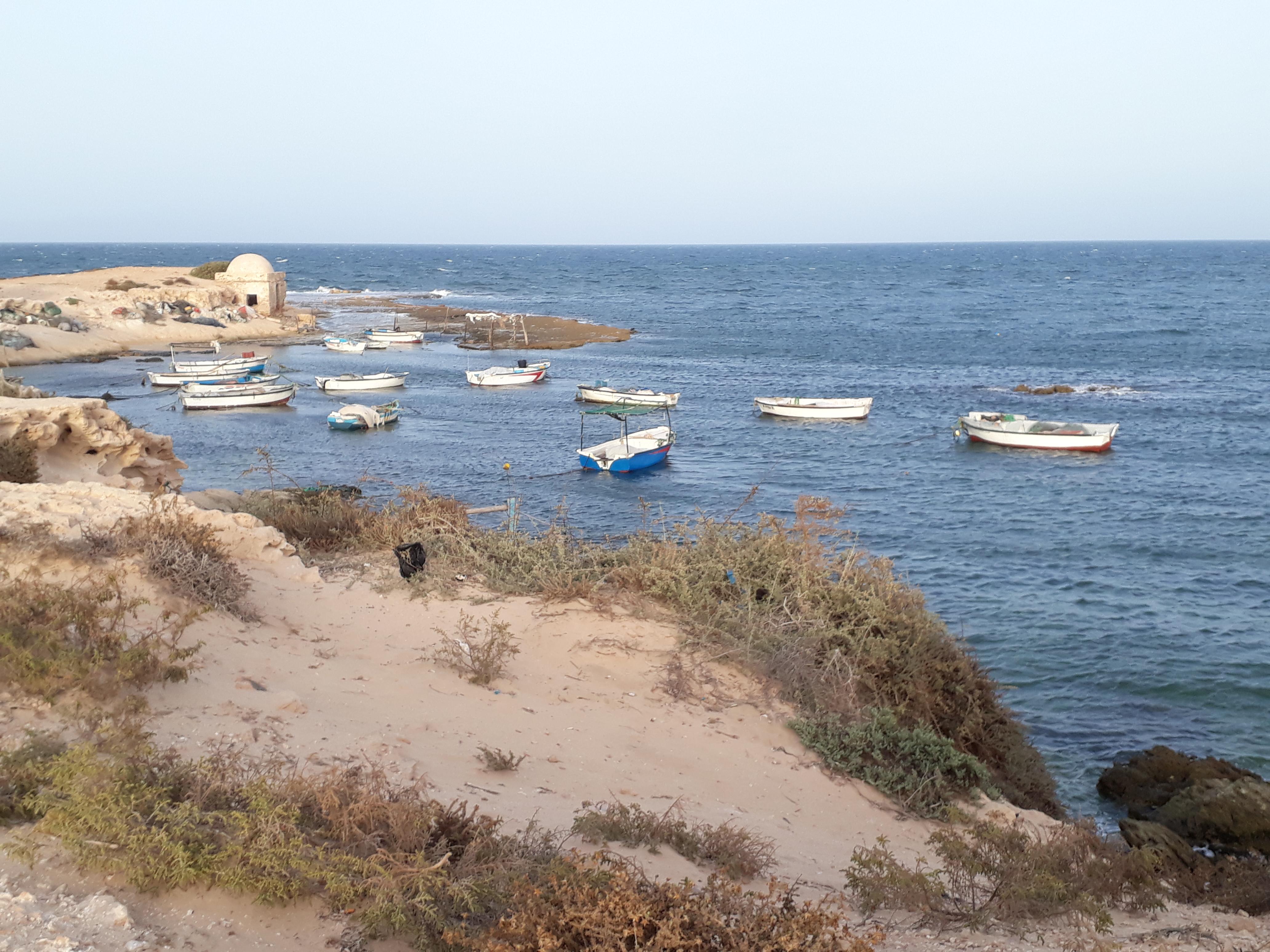 au bout de la plage un caillou magique avec un petit port de pêche et des ruines lumineuses!