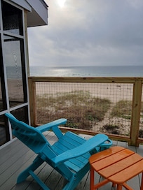 Great proximity to the beach and water. We could hear the waves from the house.
