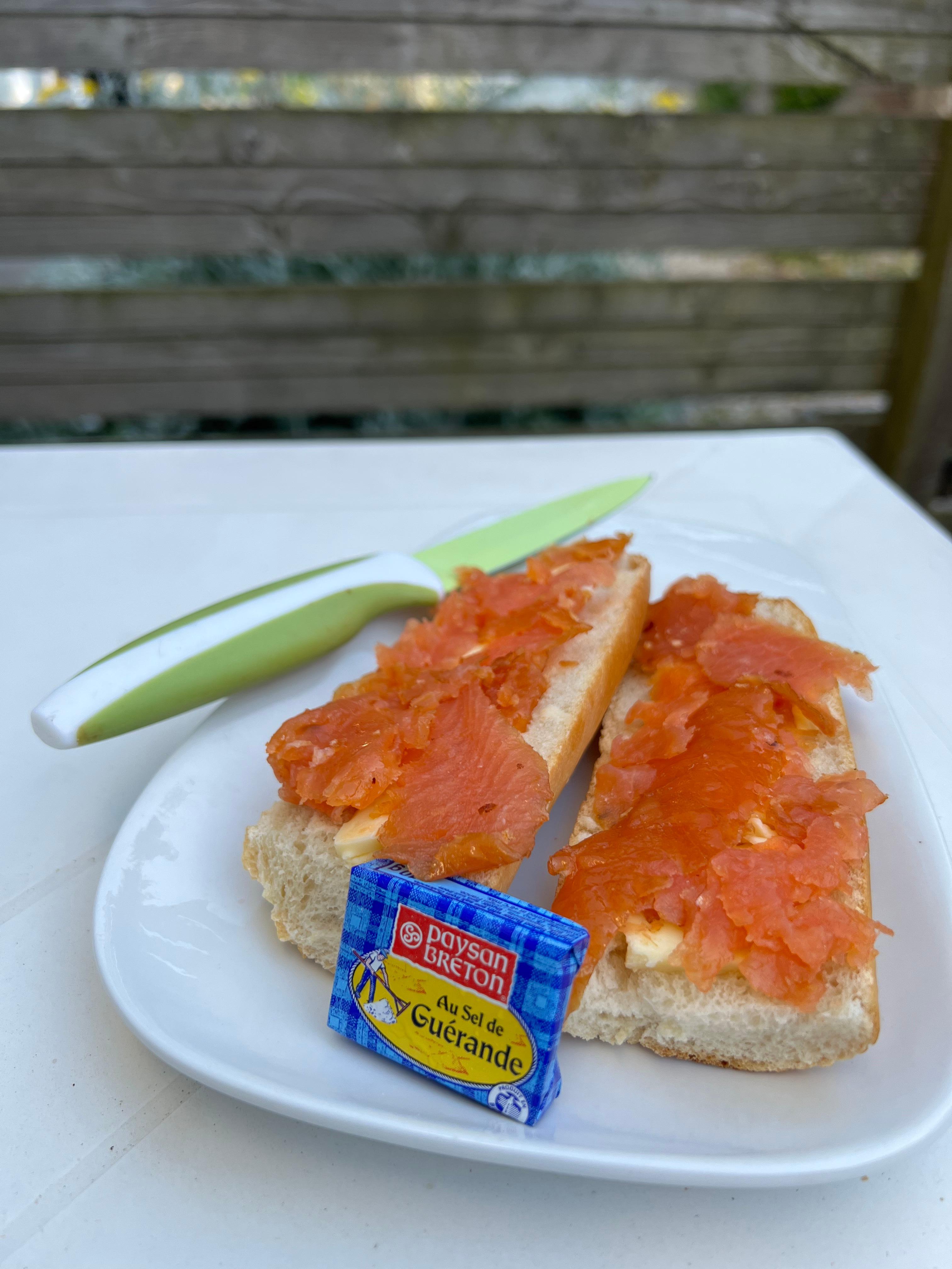 The owner Babette was very welcoming and provide me plates, knife, bread and salted butter so i was able to enjoy some fresh smoke salmon i just bought