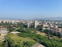 Zicht op Skopje centrum vanop balkon