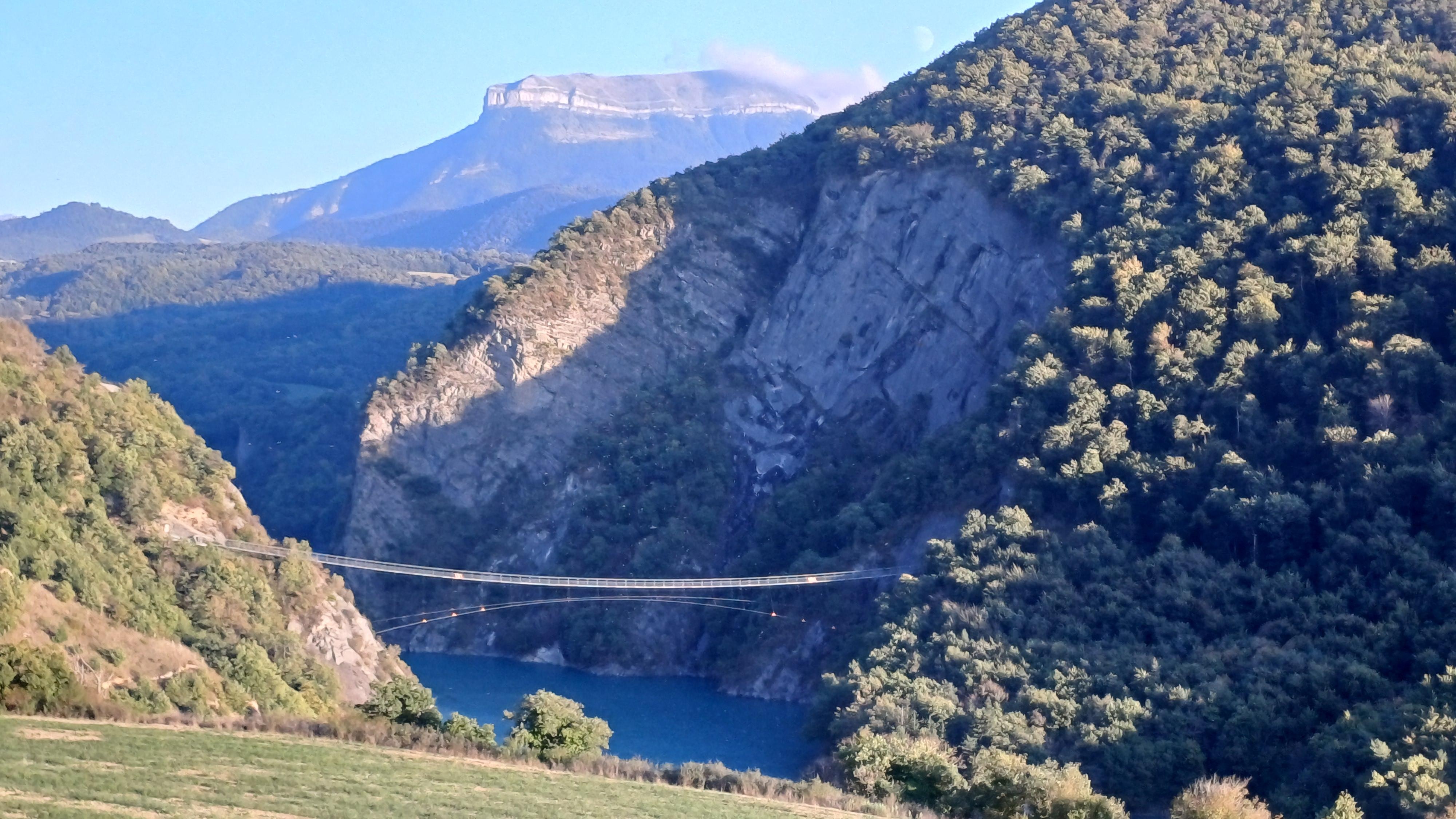 Passerelle himalayenne près de La Mure