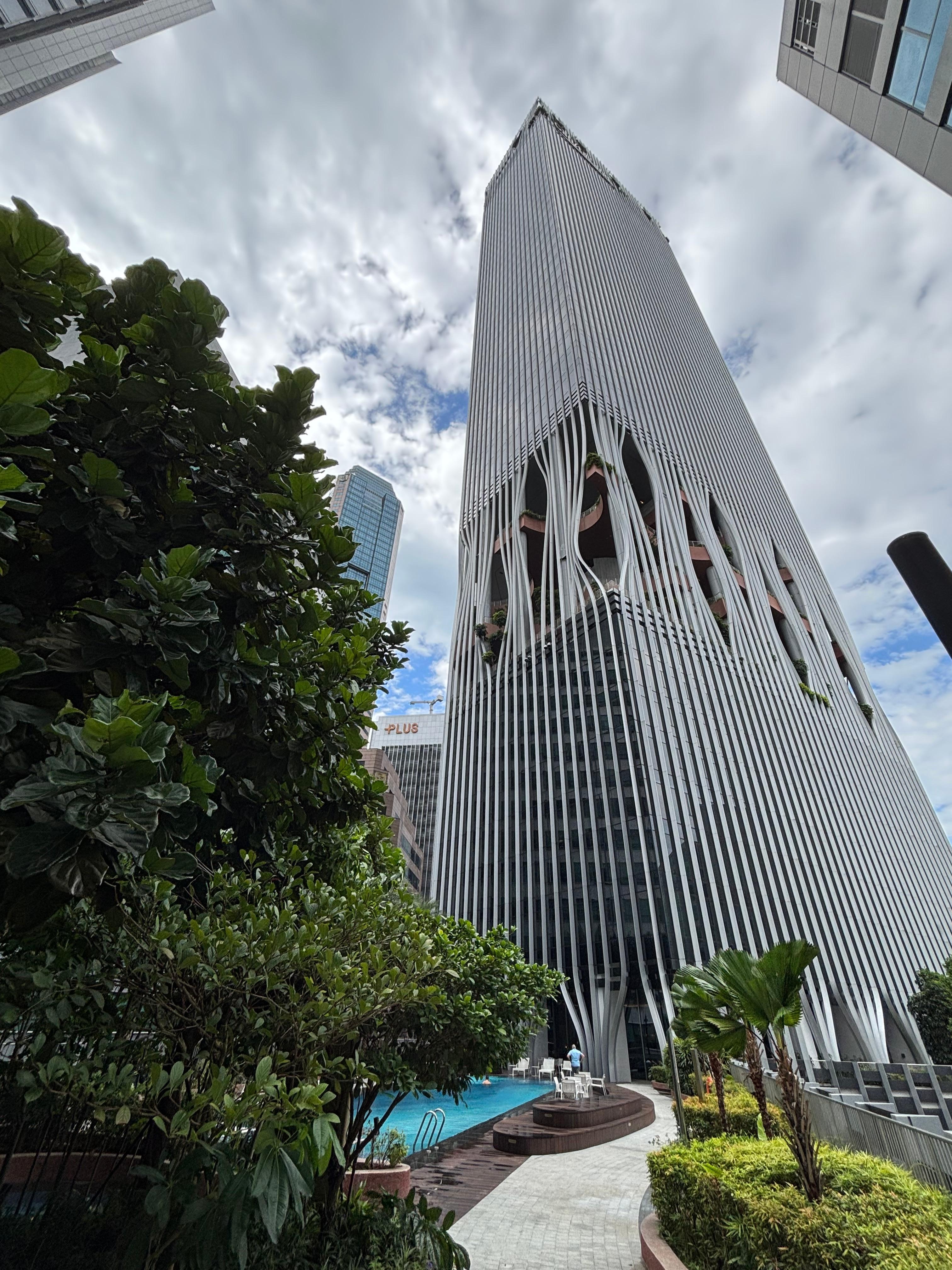 Het hotel, met zwembad. 