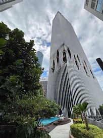 Het hotel, met zwembad.