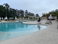 Piscina com tobogã.