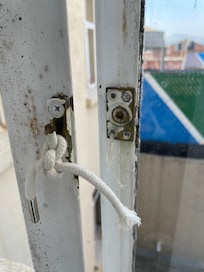 Se abre la ventana y se asota