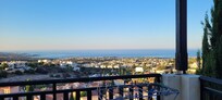 Από τη βεράντα του καταλύμματος βλέπεις από ψηλά το ωραίο χωριό Πέγειας και τη θάλασσα.