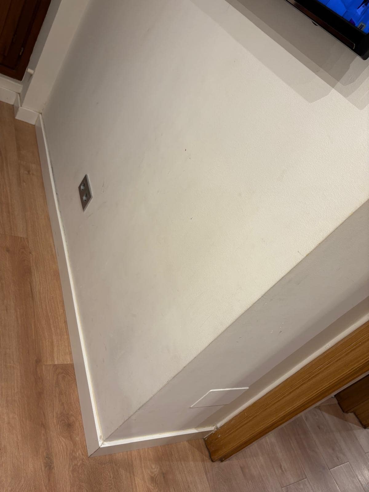 Wände im Wohnzimmer schmutzig / Dirty walls in the living room