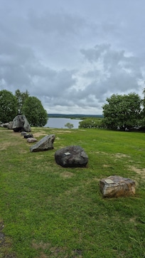 Stentyper på stien langs floden