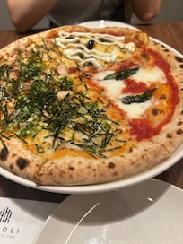 夜ホテルのレストランで食べたピザです
