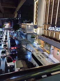 BTSに直結ですが、それまでに少し階段があるので、重いキャリーバッグを運ぶときがとても大変でした。スロープを作ってほしいと思いました