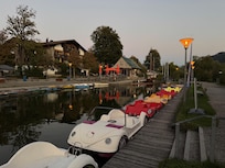 Seepromenade BĂŒhl am Abend mit Tretbootverleih