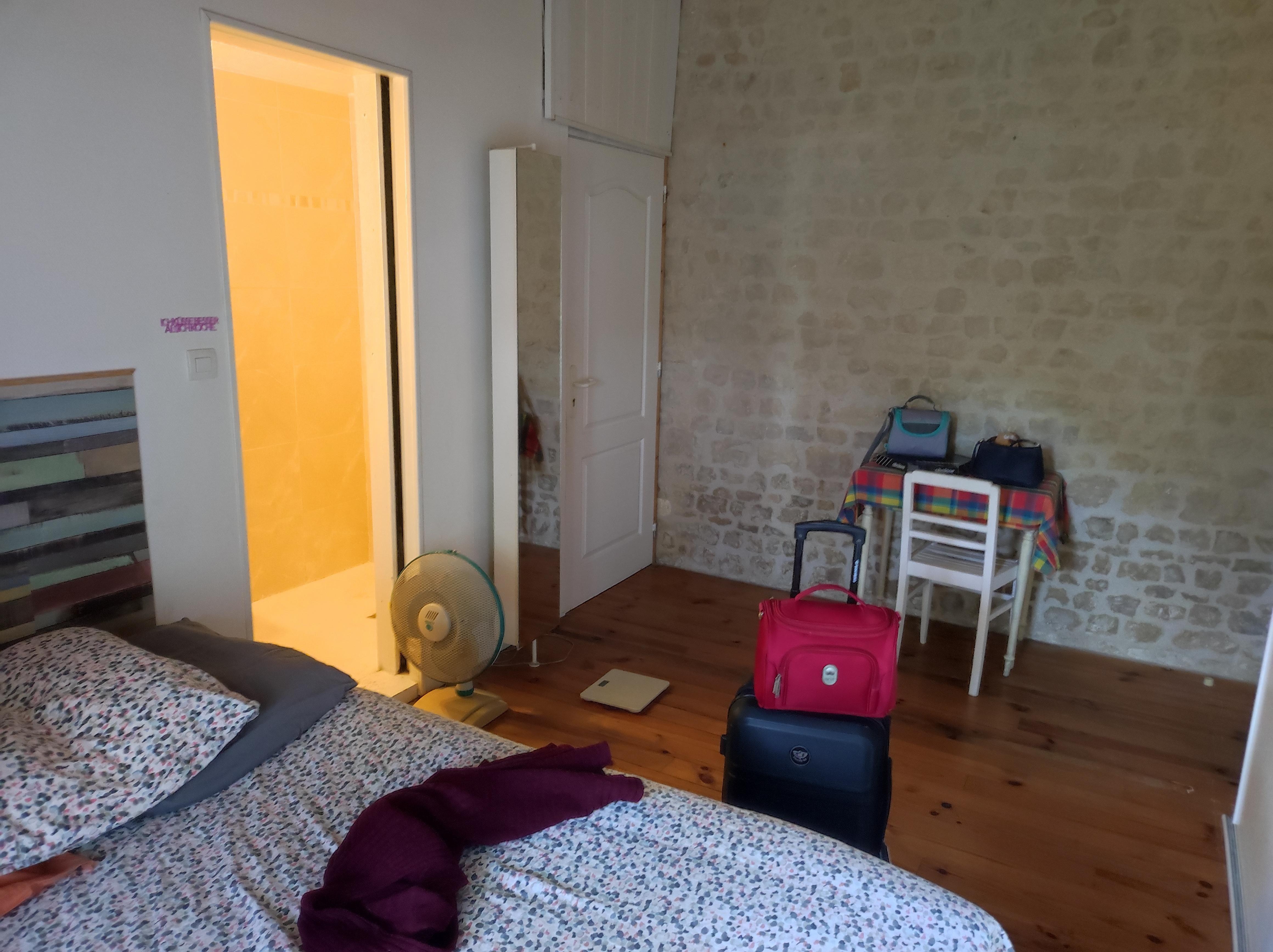 La chambre avec douche 