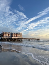 Joes Crab shack in the pier!