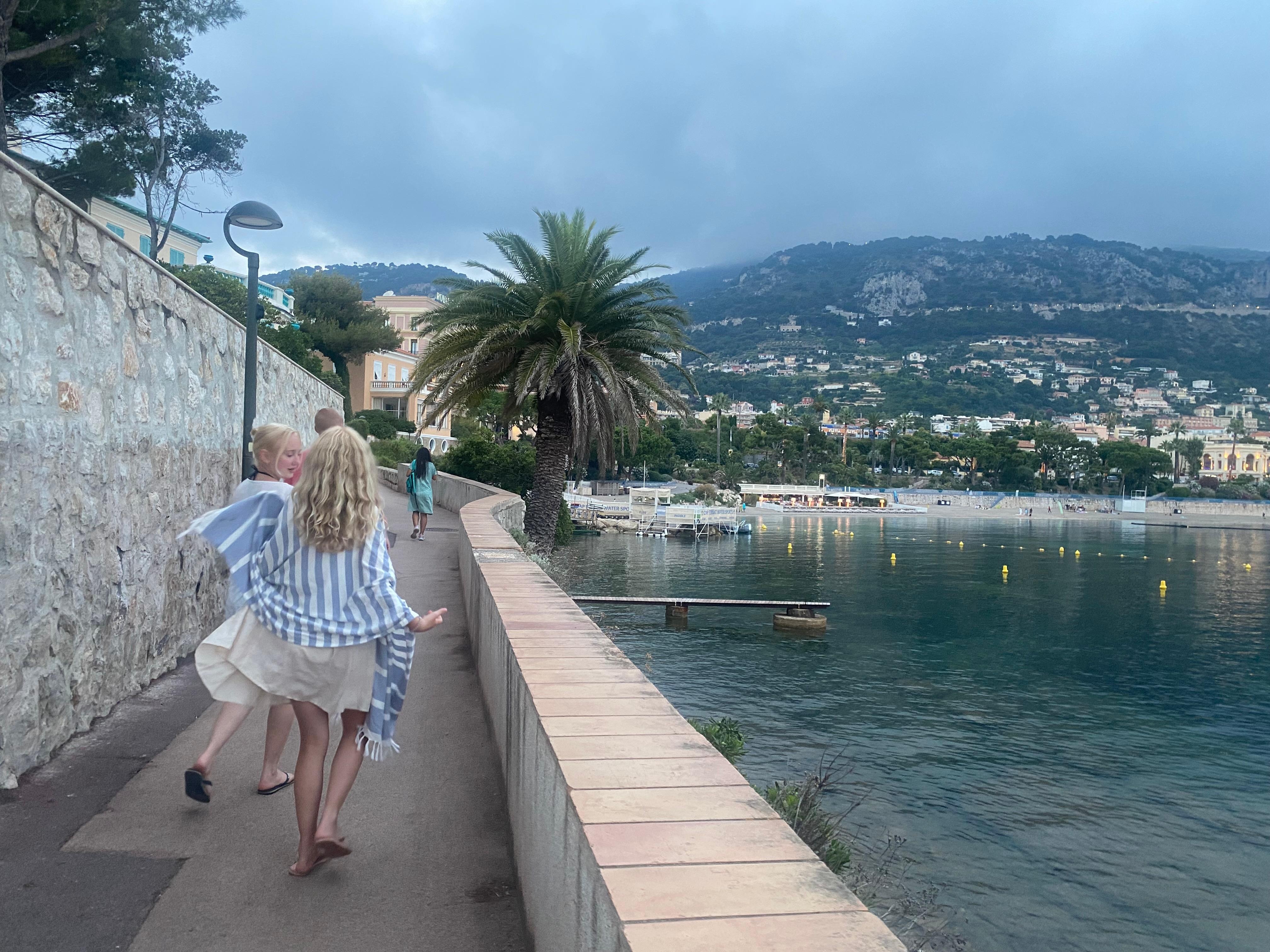 Fin promenade til sentrum av den lille byen