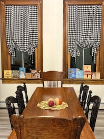 We spent a day doing crafts, the dining area was cozy and perfect!