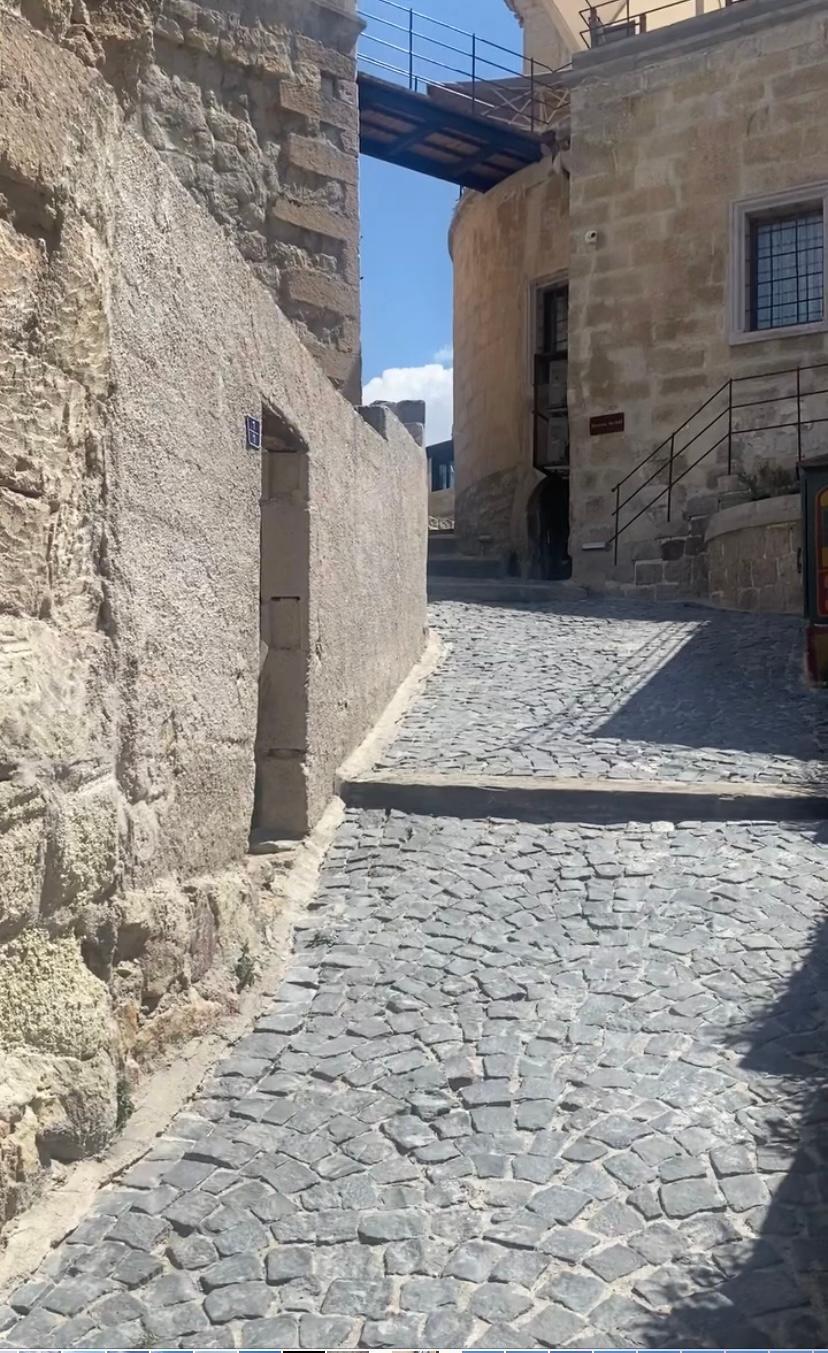 Calle que lleva a las habitaciones y al restaurante