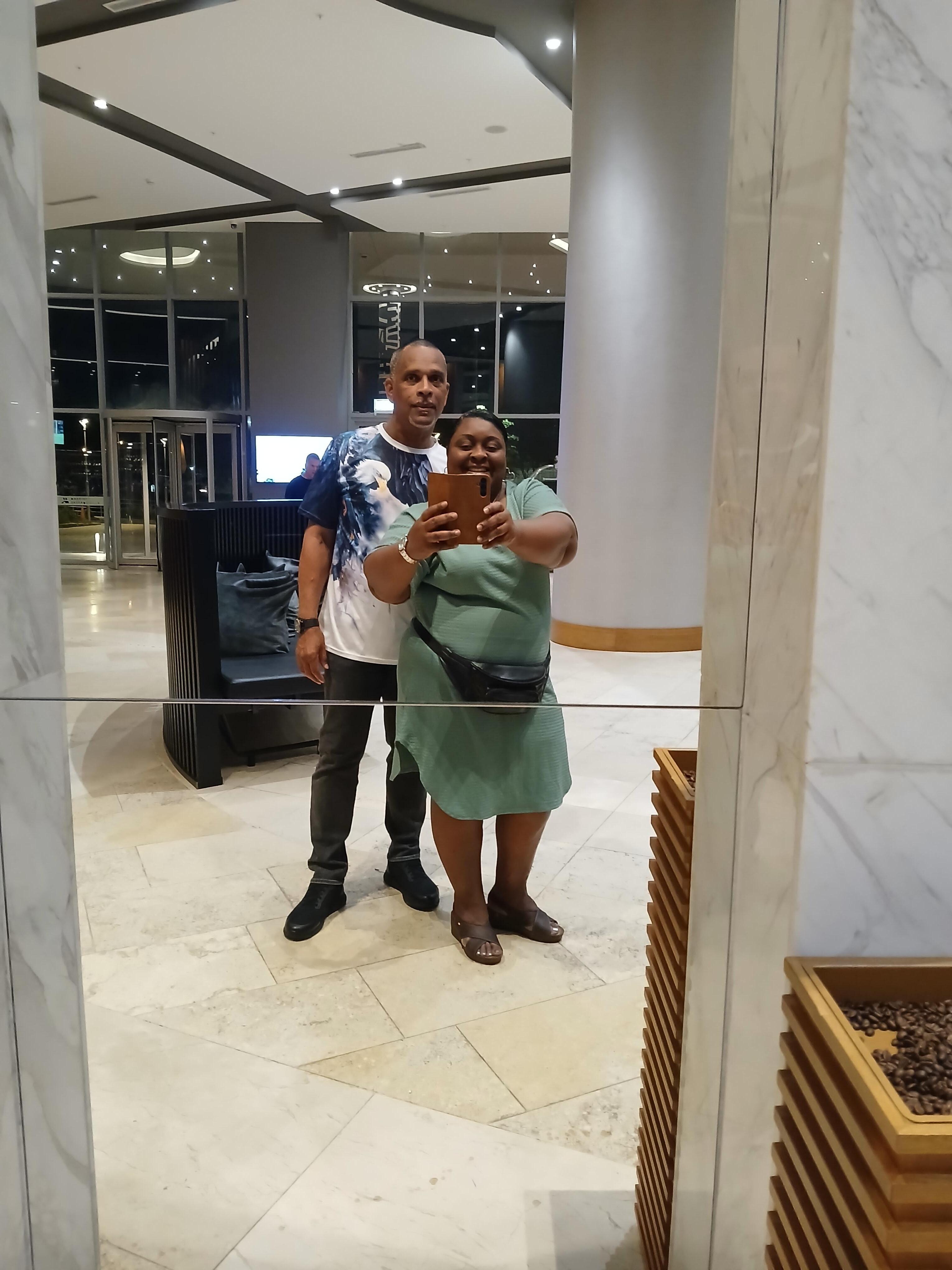 Aqui tan felices del amabilidad y el servicio de Marriot hotel. Excelente 