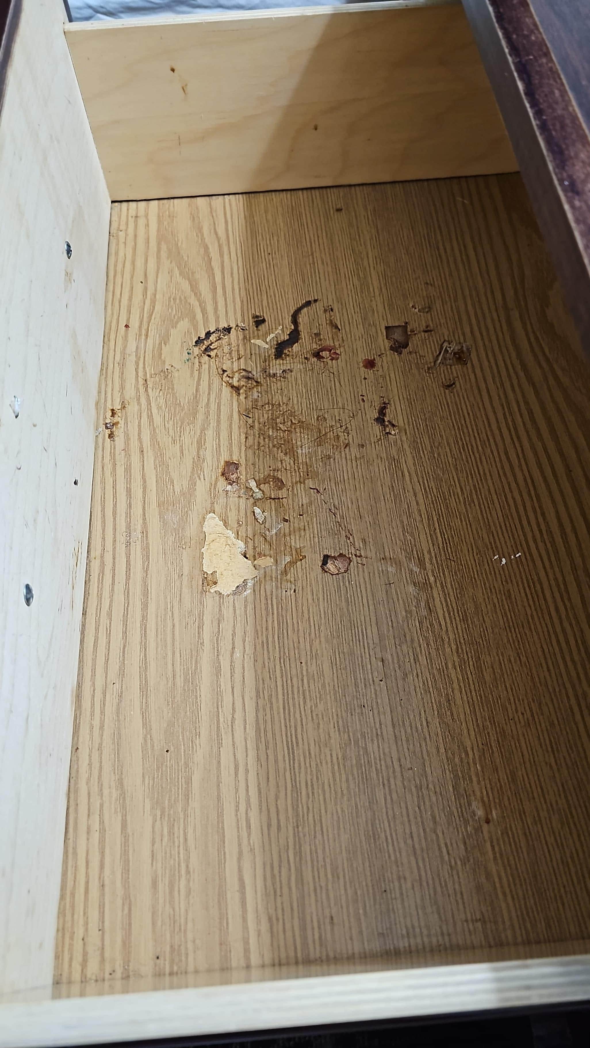 Inside the drawer was broken. 