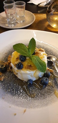 Griekse dessert, yoghurt met fruit, walnoten en honing