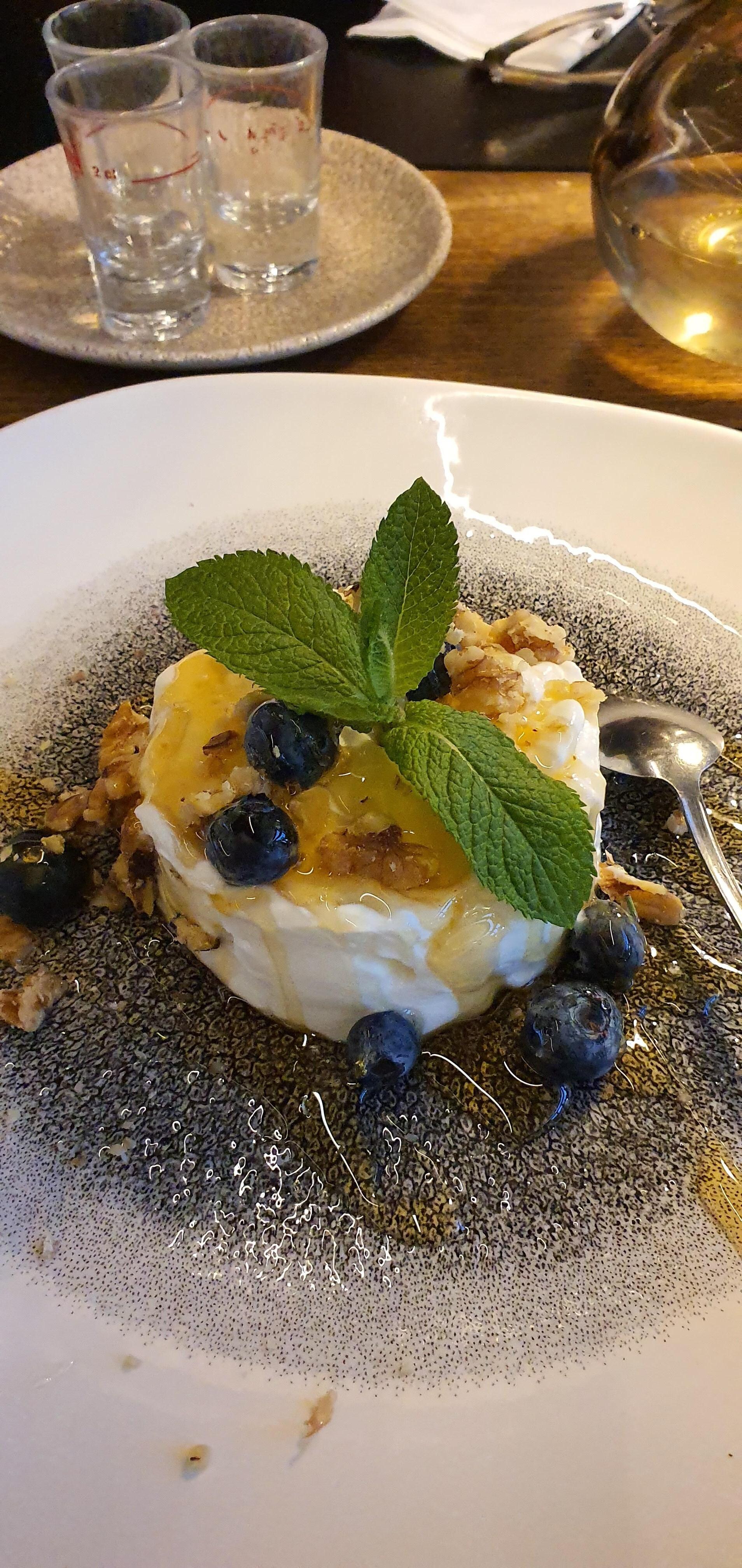 Griekse dessert, yoghurt met fruit, walnoten en honing