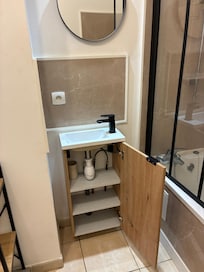 un évier si bas et si petit qu'il est inutilisable