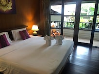 Værelse med udsigt til pool og have