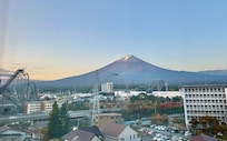 ホテルから見た朝日が当たっている富士山