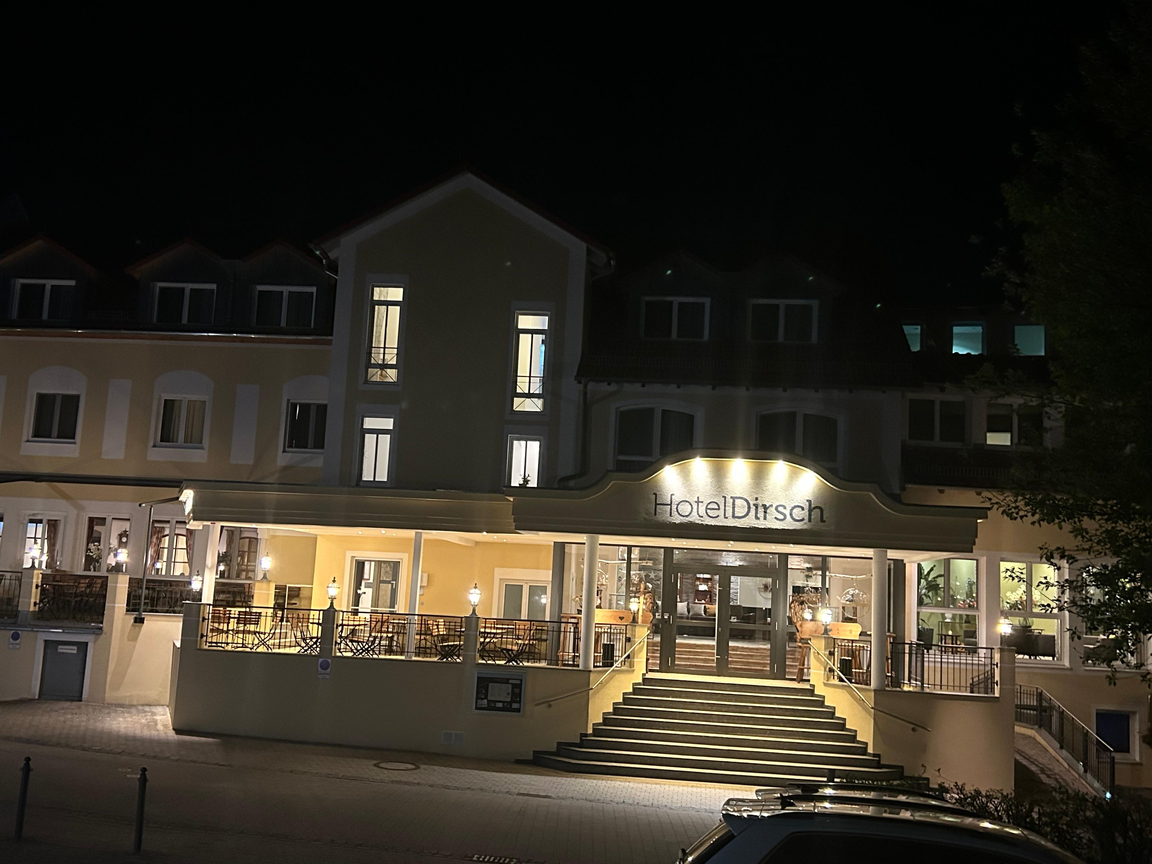 Hotel bei Nacht