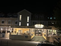Hotel bei Nacht
