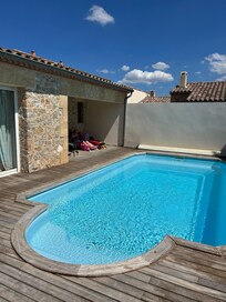 Pool mit Holzdeck zur AbkĂŒhlung
