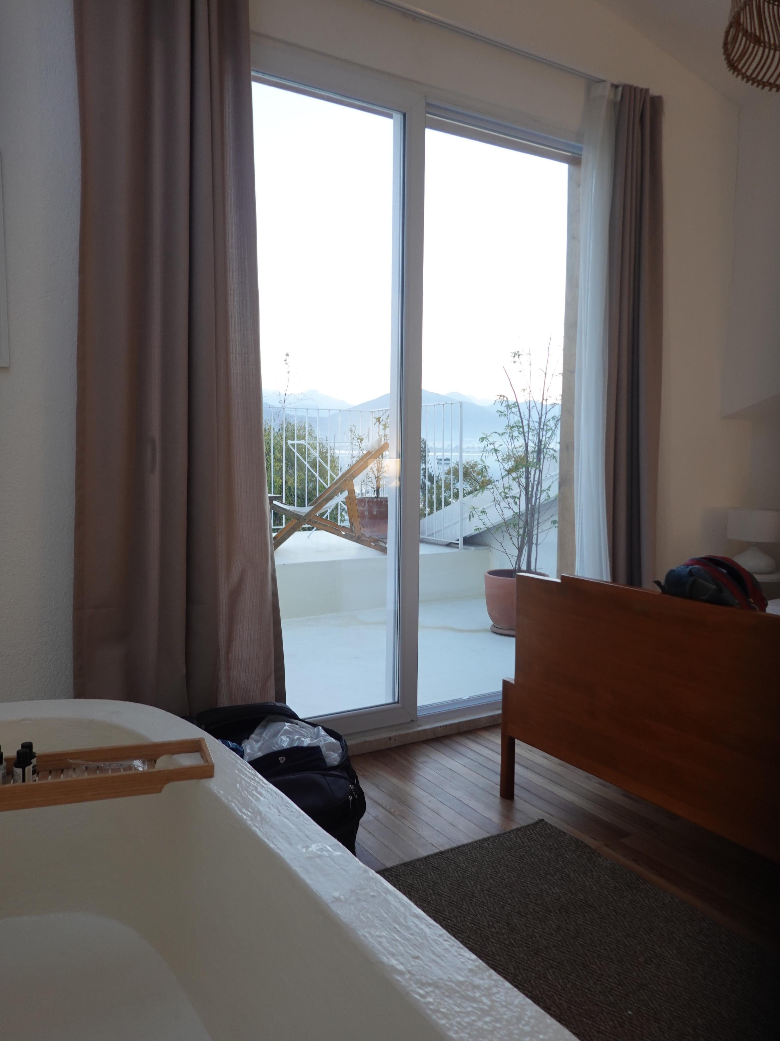 Chambre avec un skylight, balcon et vue sur la mer